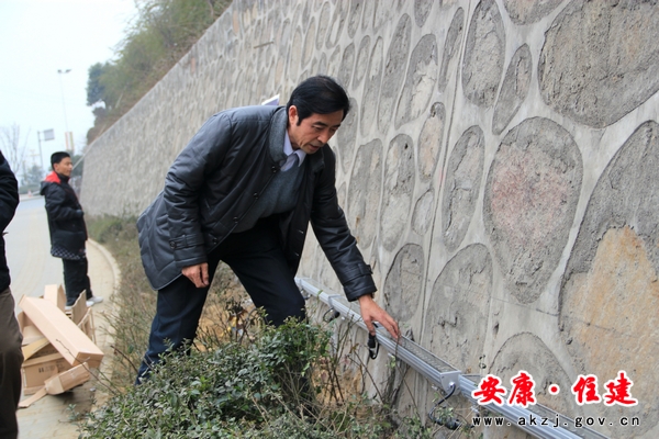 在一江兩岸和重要節點進行花卉擺放,包括漢江公園水西門廣場